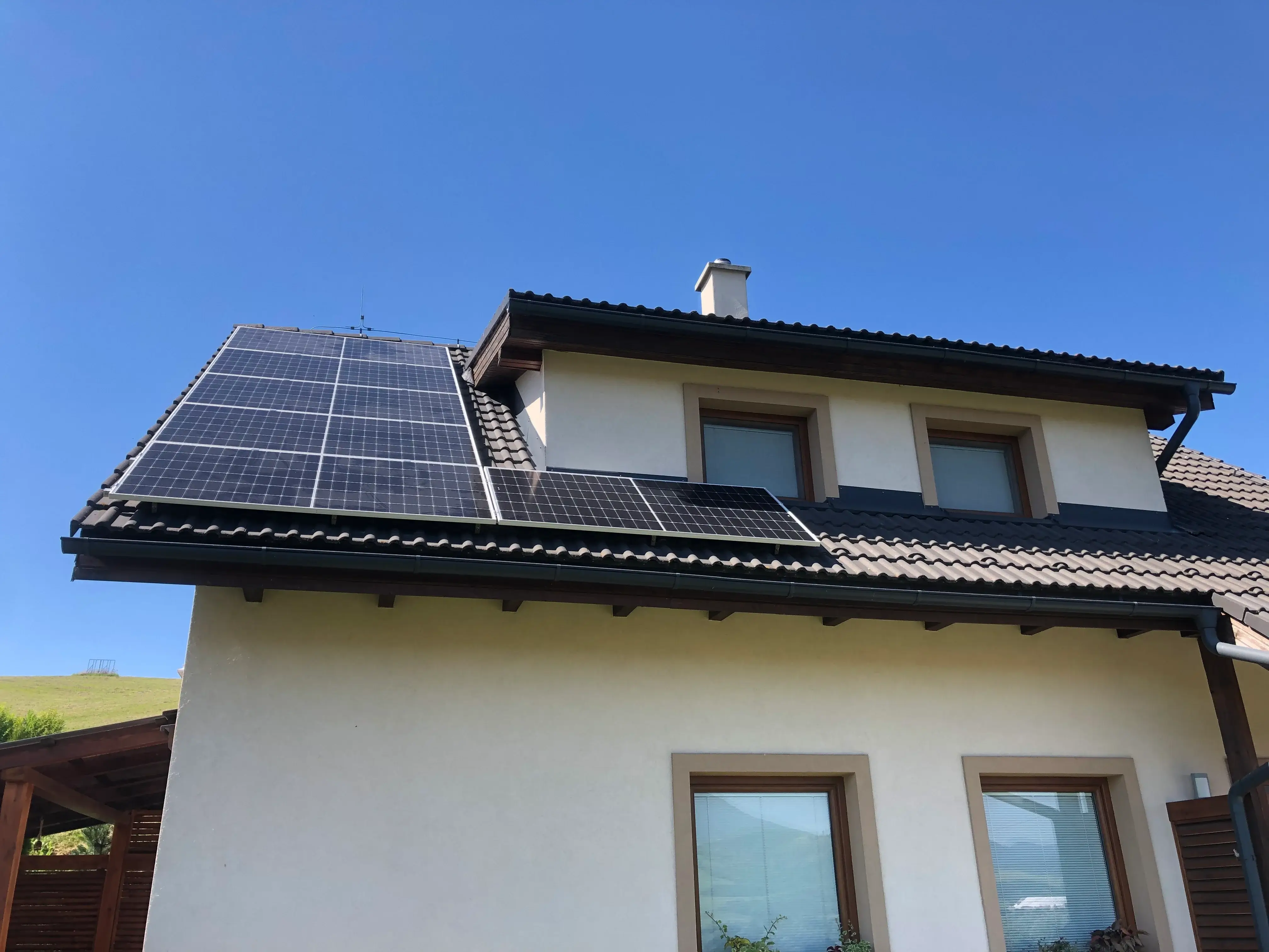 Solárny panel na bielom pozadí, využívajúci slnečné svetlo na výrobu čistej a obnoviteľnej energie.